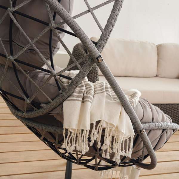 Hanging cage swing outlet